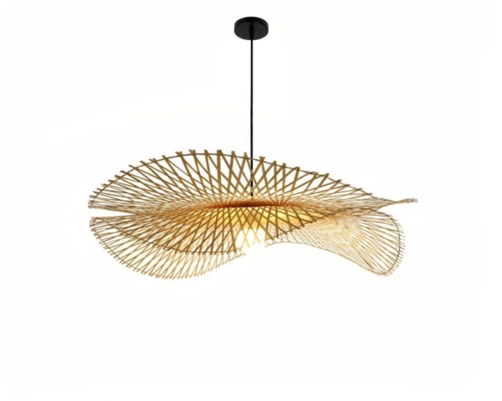 Suspension rotin décorative tissée à la main sur fond blanc