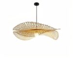 Suspension rotin décorative tissée à la main sur fond blanc