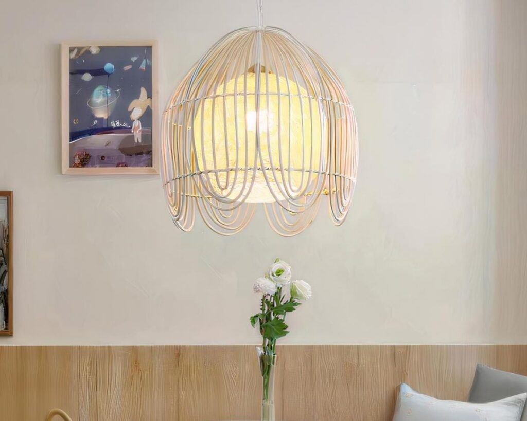 Suspension rotin au design créatif au-dessus d'une table.