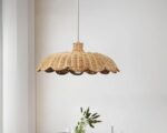 Suspension rotin en forme de chapeau sur fond gris