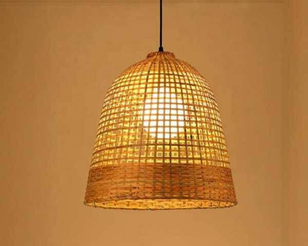 Suspension rotin en forme de cloche sur fond beige.