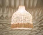 Suspension rotin marron et artisanale sur fond gris