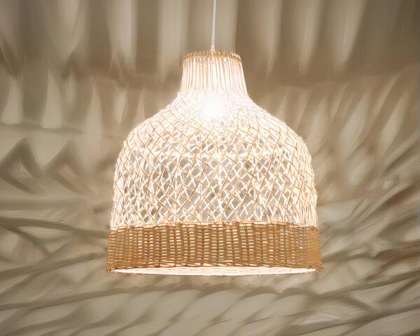 Suspension rotin marron et artisanale sur fond gris