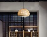 Suspension rotin moderne et décorative dans une pièce.
