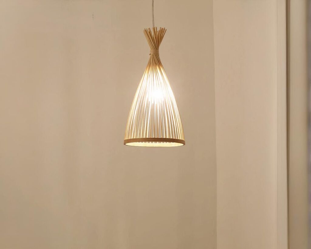 Suspension rotin naturel avec bambou sur fond beige