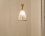 Suspension rotin naturel avec bambou sur fond beige