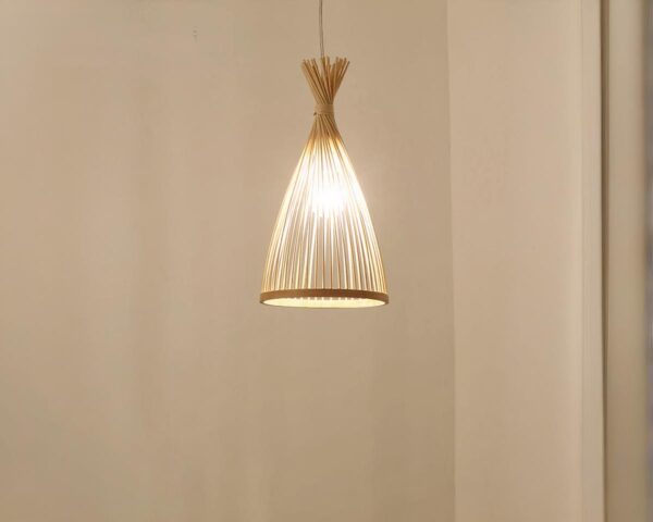 Suspension rotin naturel avec bambou sur fond beige