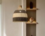 Suspension rotin noire et blanche dans une pièce