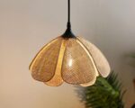 Suspension rotin à pétales sur fond gris