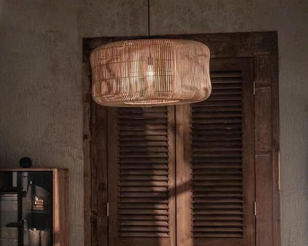 Suspension rotin rustique tissée à la main dans une pièce.