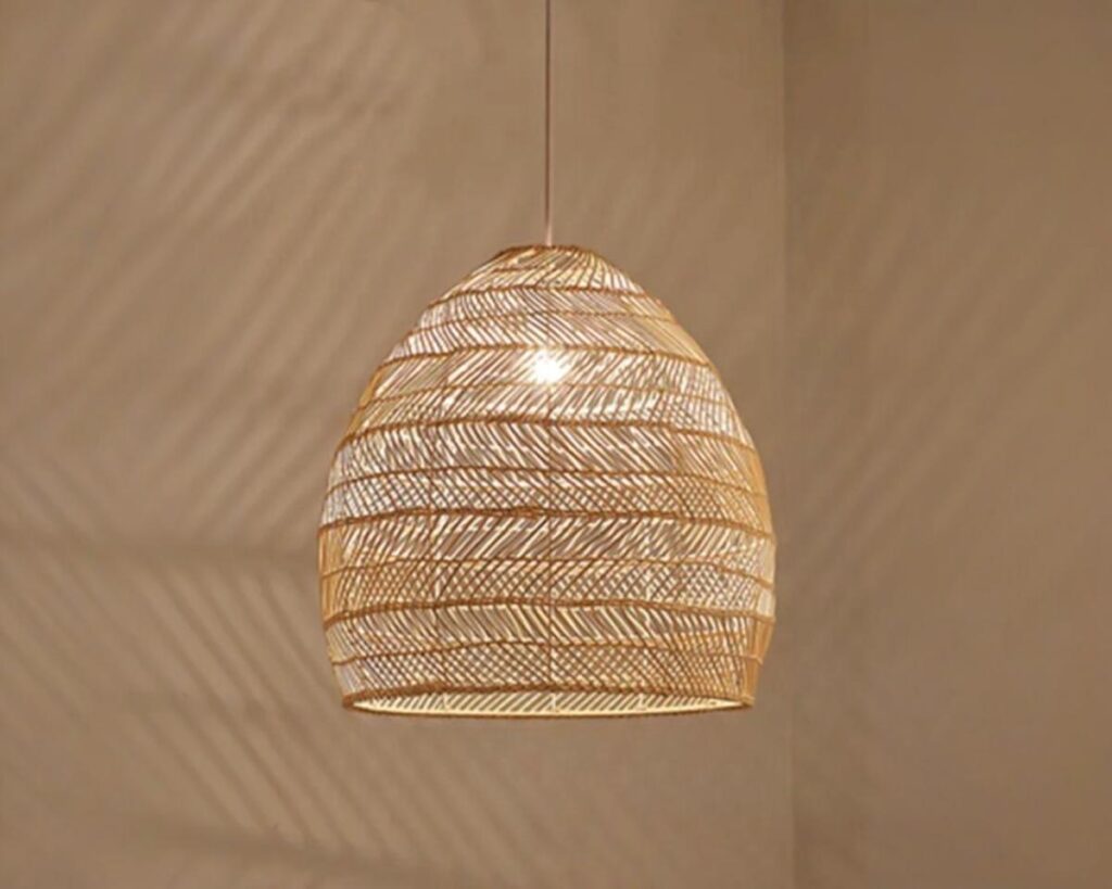 Suspension rotin vintage de style chinois sur fond marron