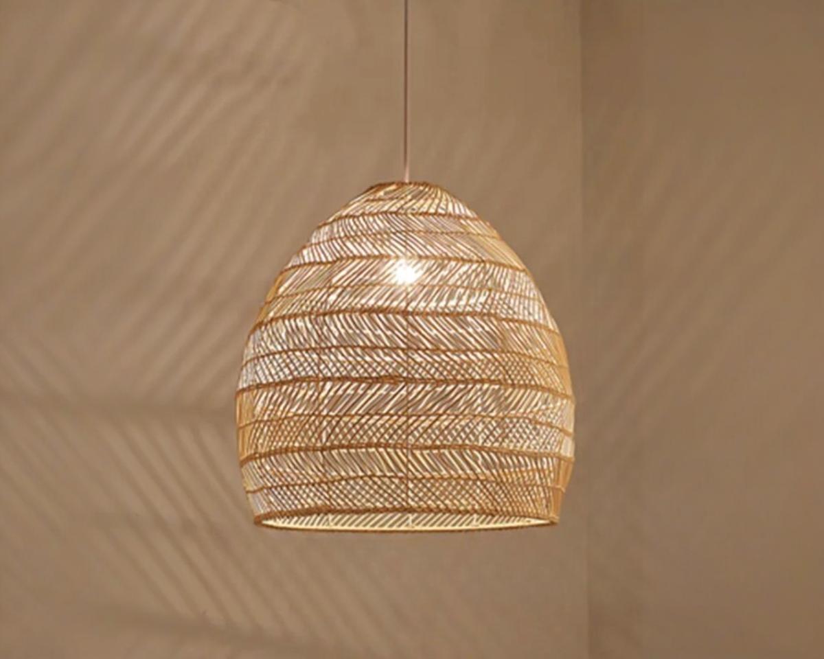 Suspension rotin vintage de style chinois sur fond marron