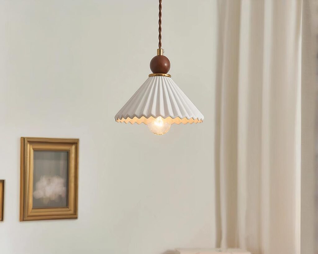 Suspension salle de bain design en céramique allumée sur fond gris
