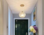 Suspension salle de bain moderne en pierre de verre dans un couloir