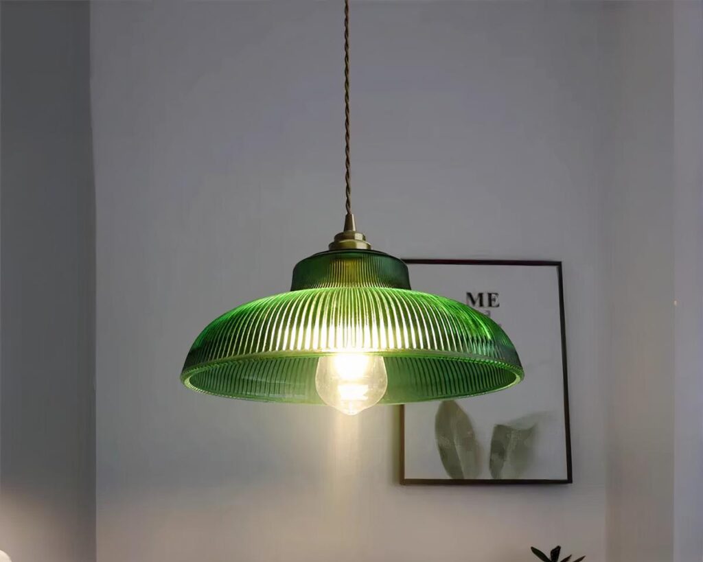 Suspension salle de bain verte et vintage en verre sur fond gris