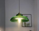 Suspension salle de bain verte et vintage en verre sur fond gris