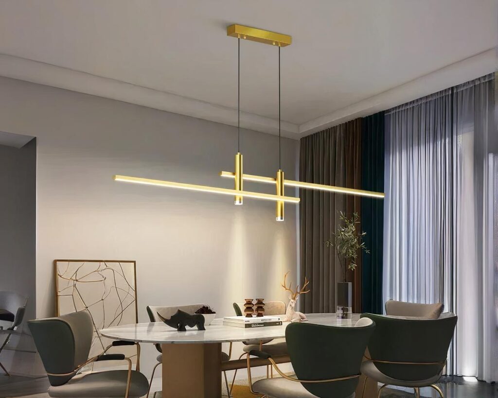 Suspension salle à manger dorée au design luxueux au-dessus d'une table
