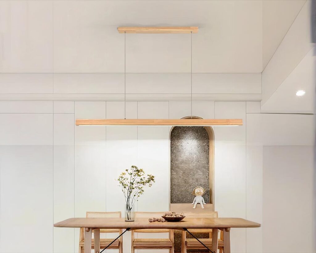 Suspension salle à manger moderne en bois au-dessus d'une table