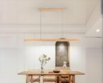 Suspension salle à manger moderne en bois au-dessus d'une table