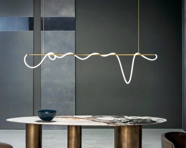 Suspension salle à manger moderne et originale au-dessus d'une table