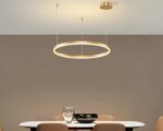 Suspension salon moderne en forme d'anneau au-dessus d'une table