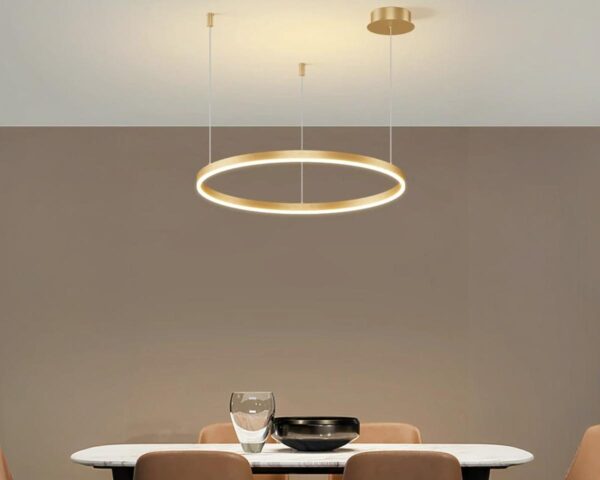 Suspension salon moderne en forme d'anneau au-dessus d'une table