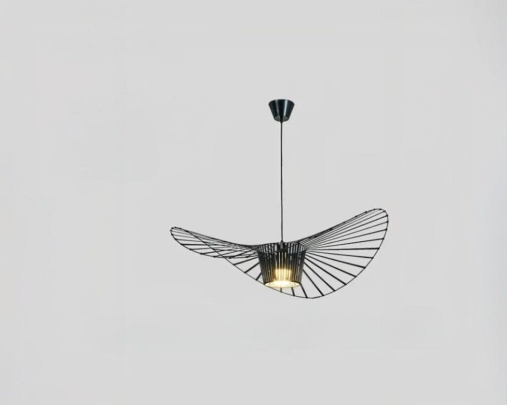 Suspension salon noire de style moderne sur fond gris