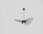 Suspension salon noire de style moderne sur fond gris