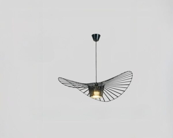 Suspension salon noire de style moderne sur fond gris