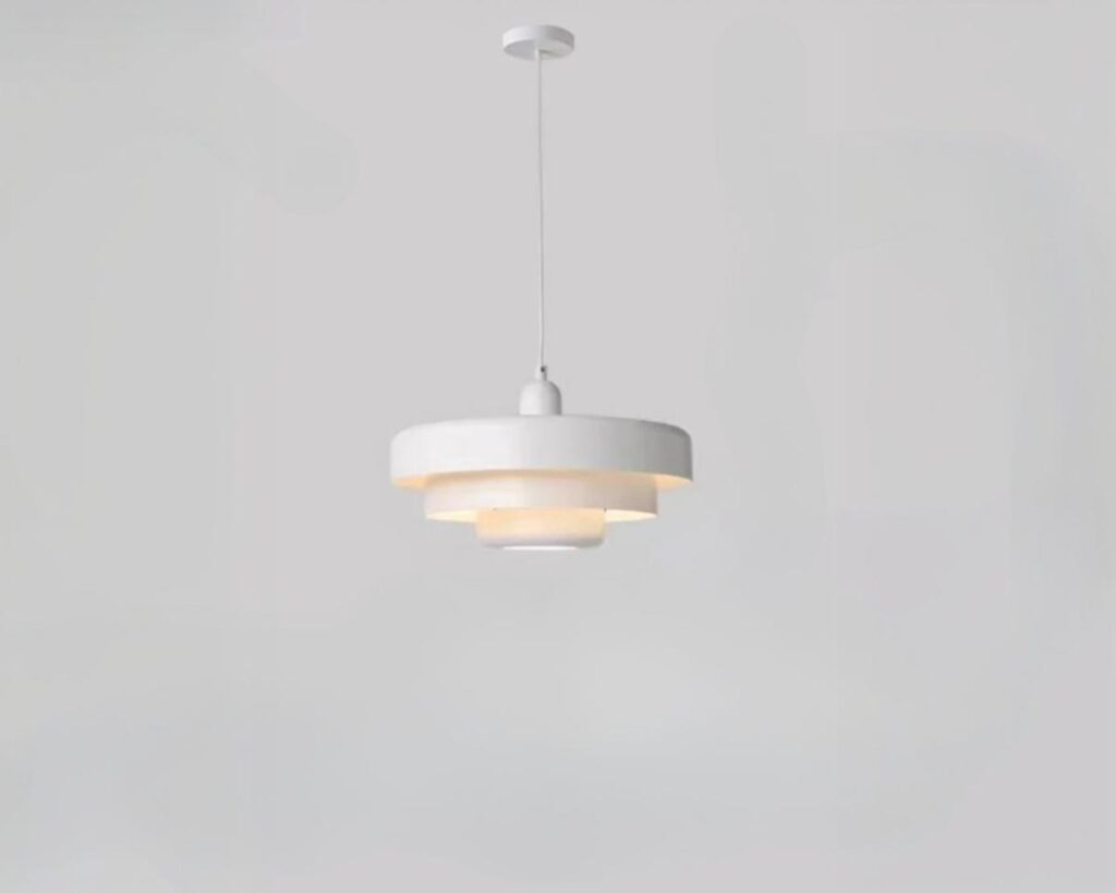 Suspension scandinave blanche en aluminium sur fond gris