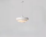 Suspension scandinave blanche en aluminium sur fond gris