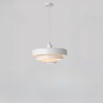 Suspension scandinave blanche en aluminium sur fond gris