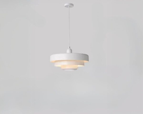 Suspension scandinave blanche en aluminium sur fond gris