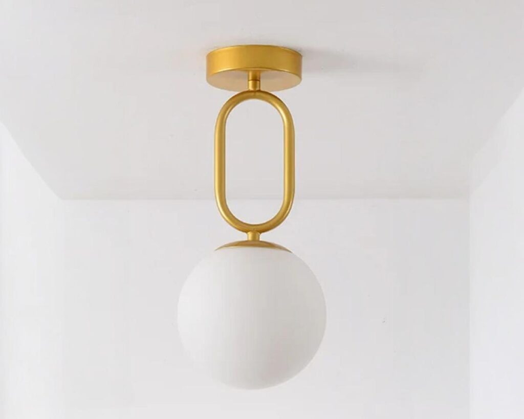Suspension scandinave dorée et luxueuse sur fond gris
