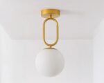 Suspension scandinave dorée et luxueuse sur fond gris