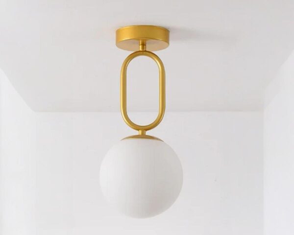 Suspension scandinave dorée et luxueuse sur fond gris