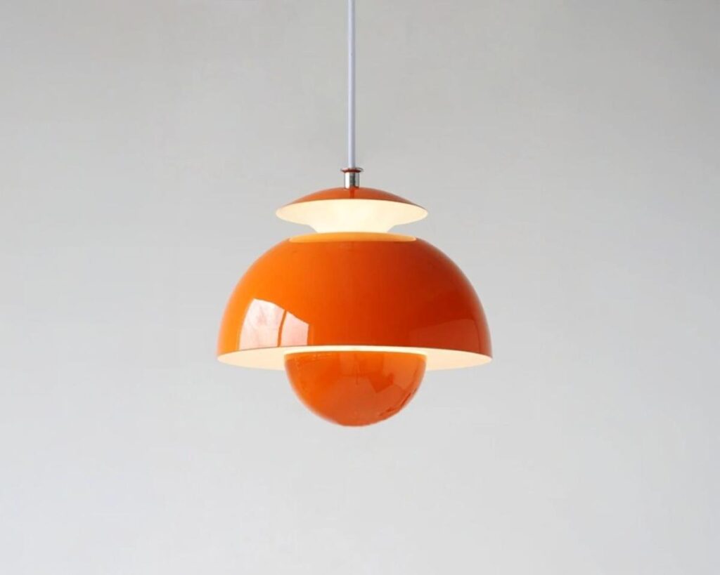 Suspension scandinave orange de style moderne sur fond gris