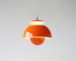Suspension scandinave orange de style moderne sur fond gris