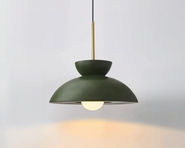 Suspension scandinave verte et épurée en résine sur fond gris