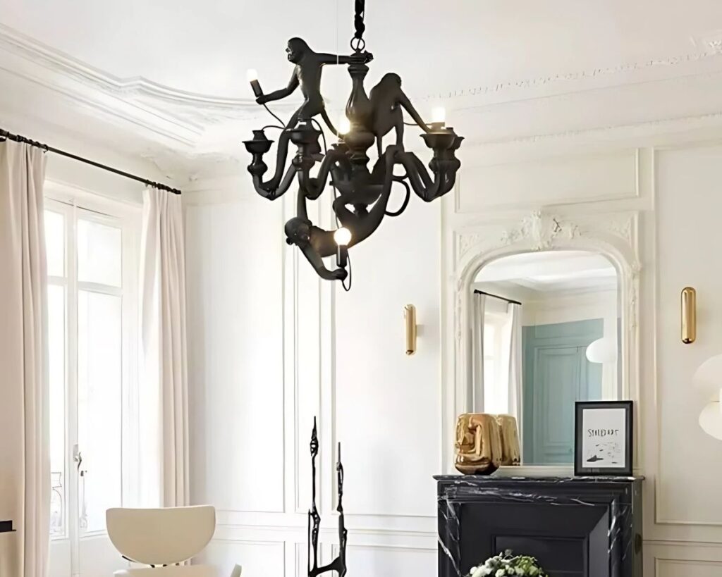 Suspension singe noir design rétro, installée dans un salon très moderne et baroque à la fois.