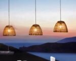 Suspensions solaire effet panier retourné allumée au nombre de trois avec en arrière plan un paysage de fin de journée avec des dégradés bleu et orange.