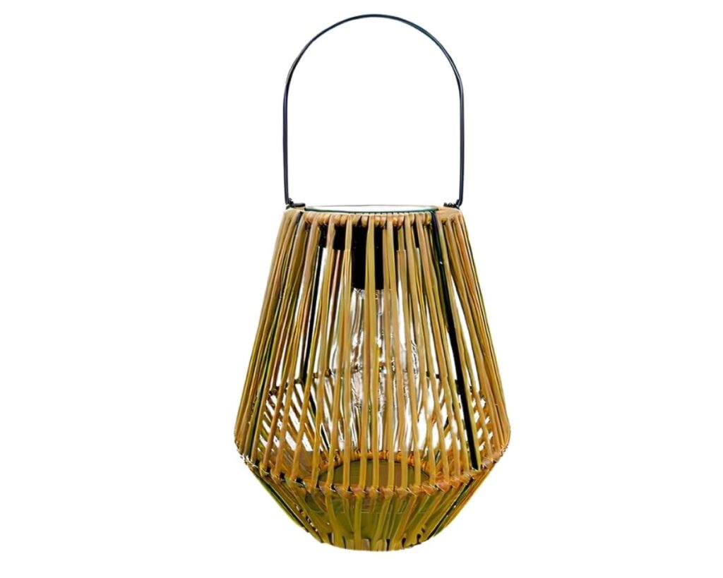 Petite lampe en bois clair style lanterne avec une anse noire.