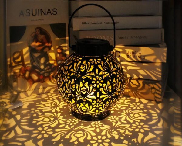Suspension solaire LED décorative et polyvalente en fer forgé allumée sur une table