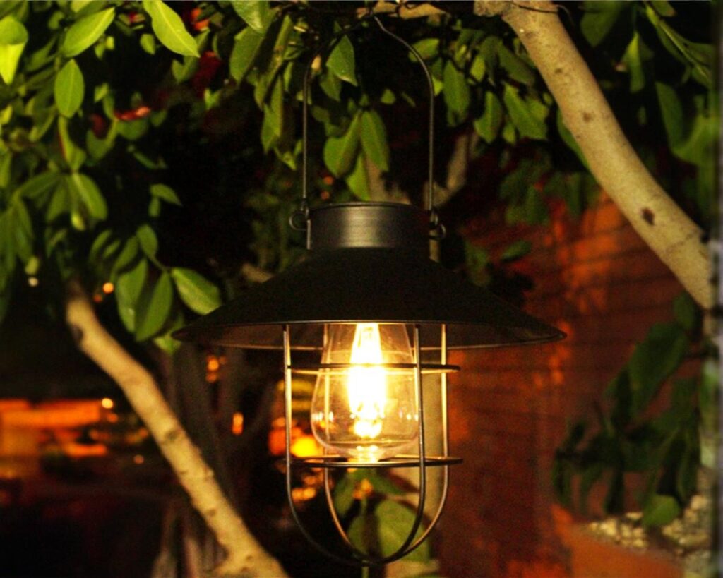 Suspension solaire LED pratique et étanche allumée en extérieur