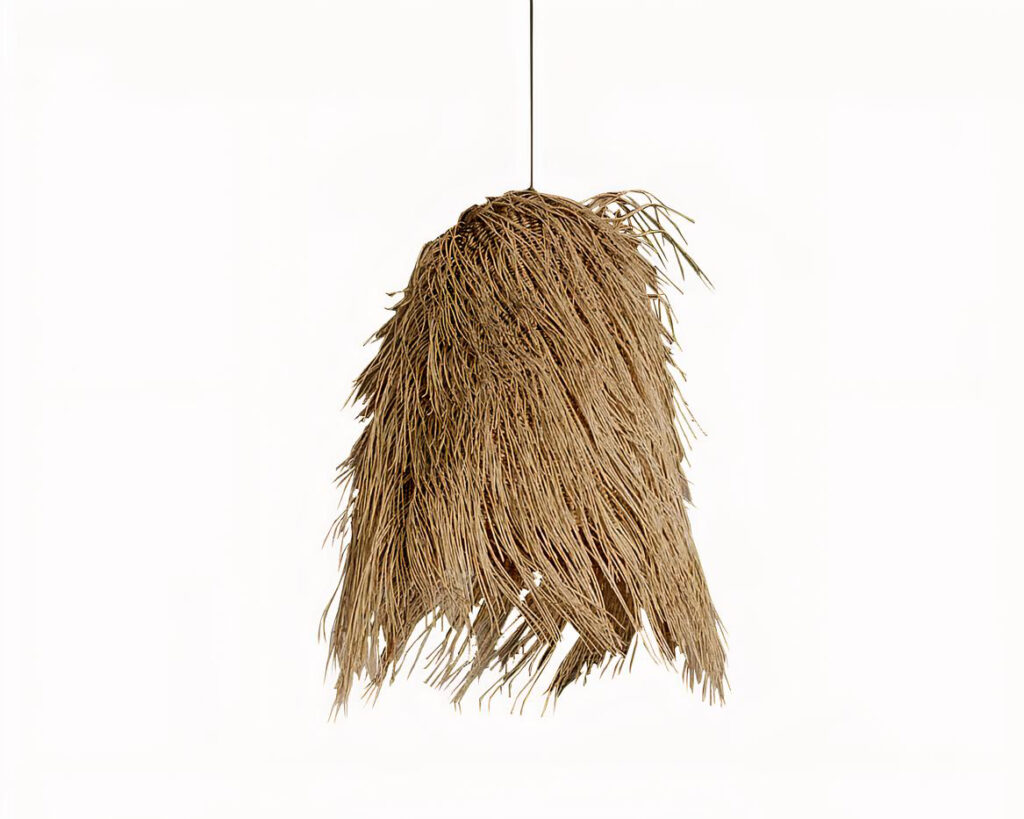 Suspension style raphia art déco, sur fond blanc.