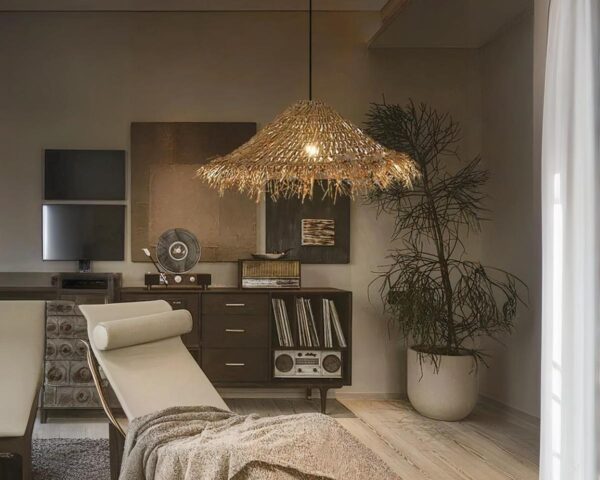 Suspension style raphia effet chapeau de paille, installée au-dessus d'un fauteuil de lecture.
