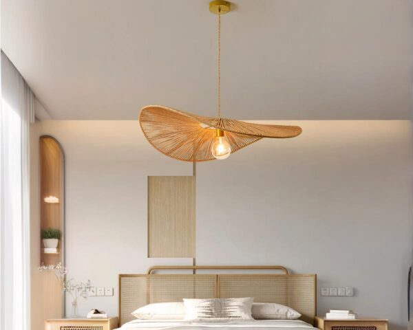 Suspension style vertigo en corde, installée dans une chambre au-dessus d'un lit.