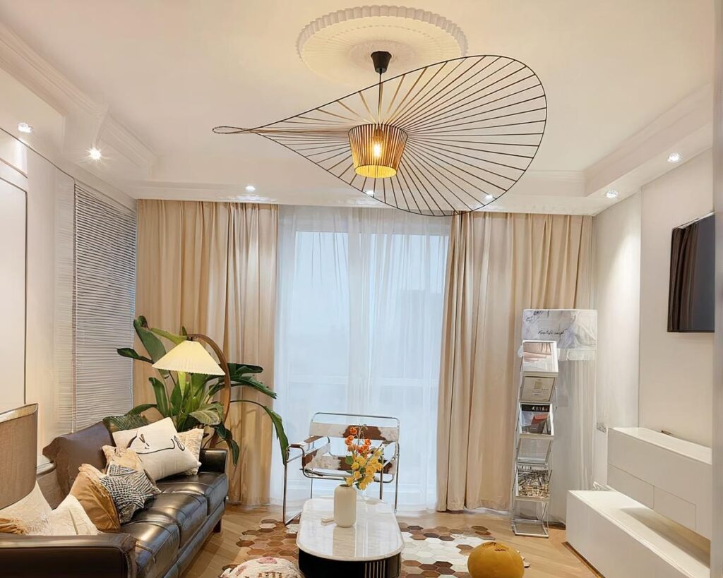 Suspension style vertigo marron moderne, installée dans un salon rétro chic.