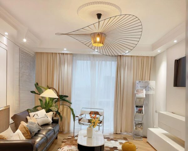 Suspension style vertigo marron moderne, installée dans un salon rétro chic.