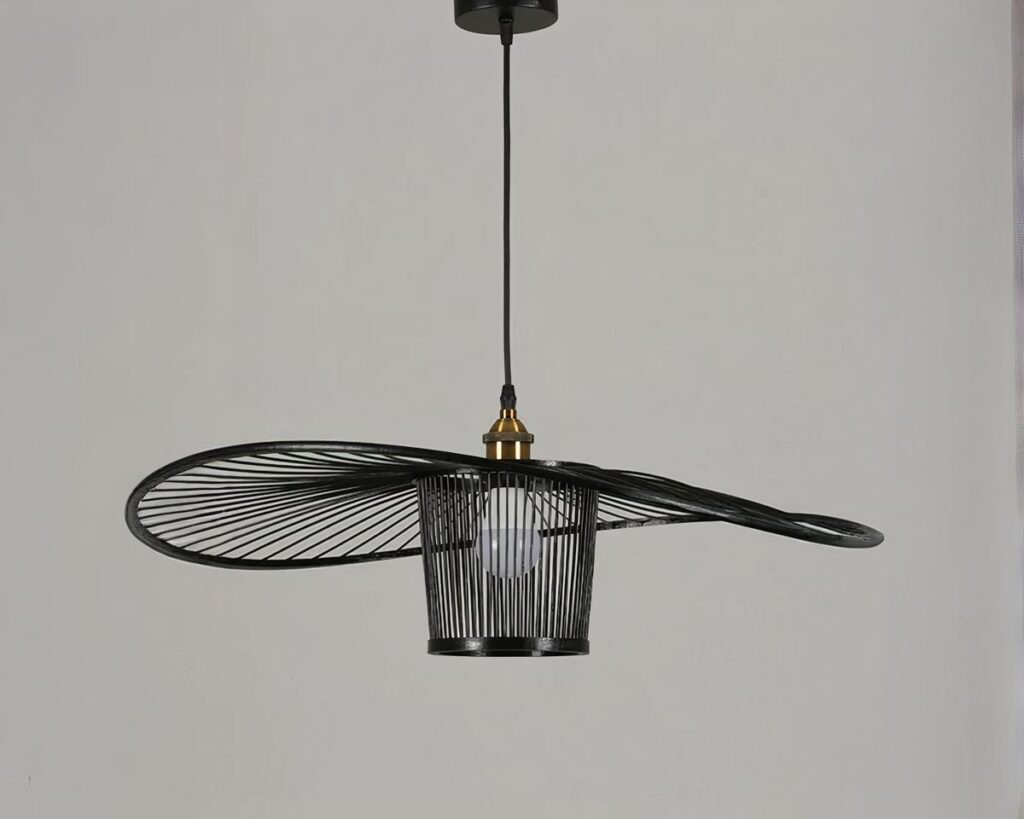 Suspension style vertigo moderne en bambou noir sur fond gris.